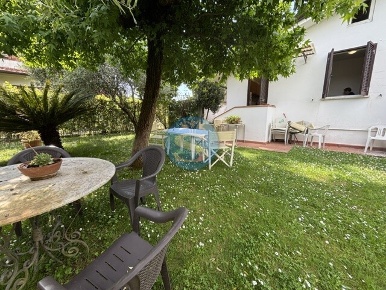 Foto Villa unifamiliare a Pietrasanta di 60 m² con 5 locali in affitto