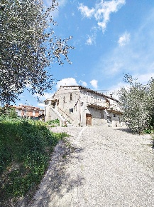 Foto Villa bifamiliare a Perugia di 300 m² con 10 locali in vendita
