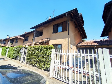 Foto Villa unifamiliare in Via Magnago 54, Busto Arsizio di 276 m²