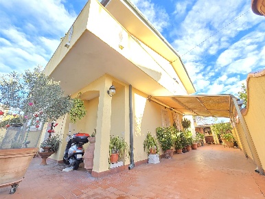 Foto Casa indipendente a Viareggio Piano di Mommio di 160 m² con 13 locali