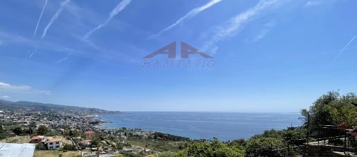 Foto Villa unifamiliare a Sanremo di 270 m² con 10 locali in vendita