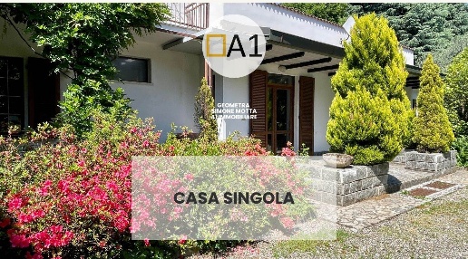 Foto Casa indipendente a Lentate sul Seveso Centro di 208 m² con 4 locali