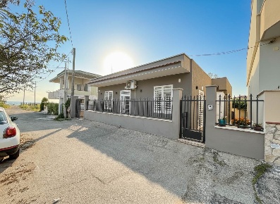 Foto Villa unifamiliare in Via Domiziana, Mondragone di 90 m² con 3 locali