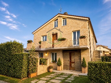 Foto Rustico in Via XX Settembre, Carassai di 450 m² con 12 locali