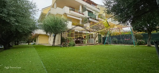 Foto Appartamento in Via Cilea, Grottammare Centro di 163 m² con 5 locali