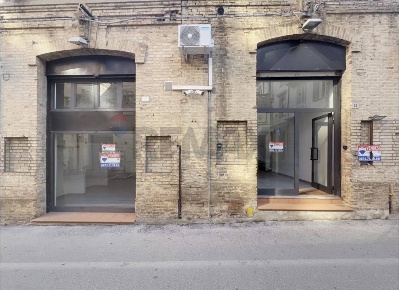 Foto Locale commerciale a Lanciano Centro di 63 m² con 2 locali in vendita