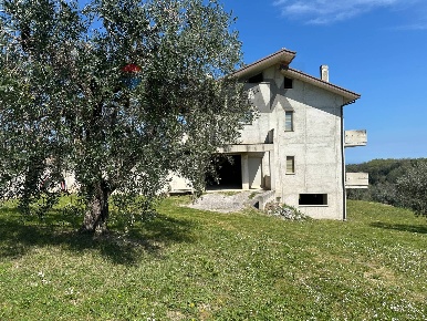 Foto Villa unifamiliare in C.da Ritiro, Orsogna di 250 m² con 7 locali