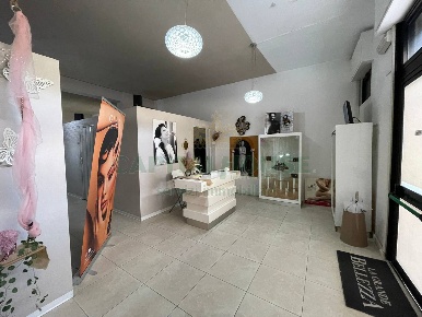 Foto Locale commerciale in Via Colombo, Avellino di 200 m² in affitto