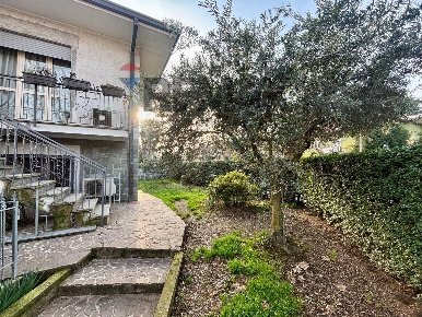 Foto Case semi ndipendenti a Parabiago Centro di 260 m² con 7 locali