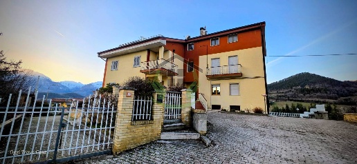 Foto Appartamento a Amandola di 100 m² con 5 locali in vendita