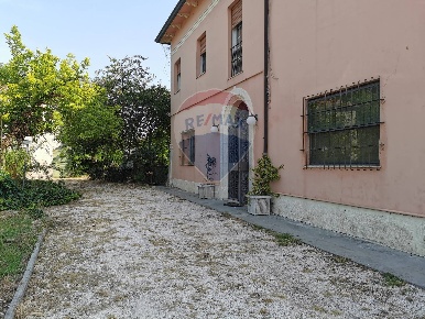 Foto Casa indipendente in Via Bondenese 127, Cento Frazioni Nord di 326 m²