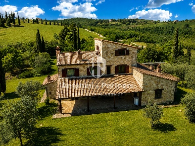 Foto Casale in Strada Provinciale 374, San Venanzo di 350 m² con 7 locali