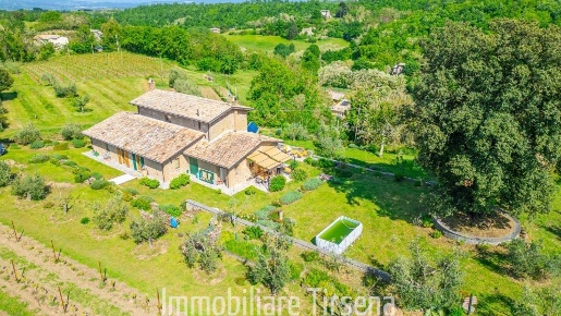 Foto Casale a Orvieto di 266 m² con 7 locali in vendita