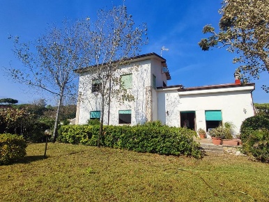 Foto Appartamento in VIA CRISTOFORO COLOMBO, Minturno di 95 m² con 6 locali
