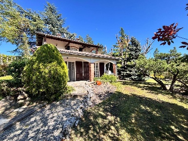 Foto Villa singola in Via Montelungo 3, Colli Verdi di 200 m² con 5 locali