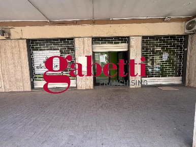 Foto Negozio in Corso de Gasperi 39, San Nicola la Strada di 65 m²