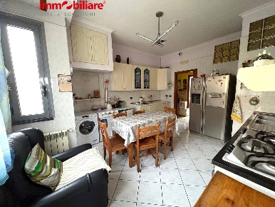 Foto Appartamento in Calata Capodichino, Napoli di 80 m² con 3 locali
