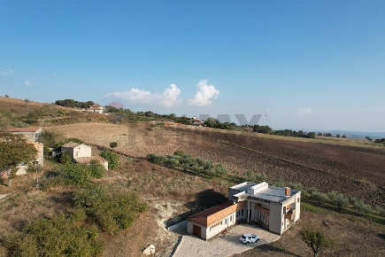 Foto Villa unifamiliare a Circello di 325 m² con 9 locali in vendita