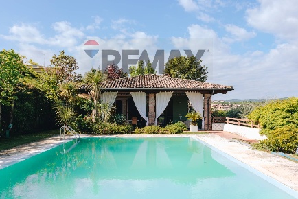 Foto Villa unifamiliare in Via Belvedere, Manerba del Garda Lido di 260 m²