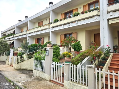 Foto Villa a schiera in Via della Filarmonica 33, Perugia di 220 m²