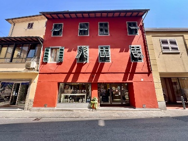 Foto Negozio a Pescia Centro di 85 m² con 3 locali in vendita