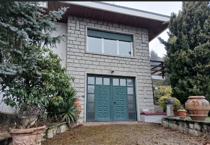 Foto Villa unifamiliare a Cuorgnè Centro di 409 m² con 10 locali in vendita
