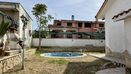 Foto Villa a schiera in Via Pratica Di Mare, Ardea di 80 m² con 4 locali