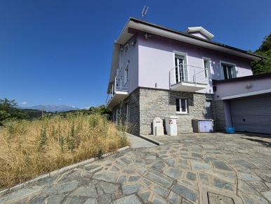 Foto Villa unifamiliare a Reano di 365 m² con 13 locali in vendita