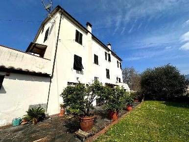 Foto Casa indipendente a Capannori Marlia di 350 m² con 16 locali