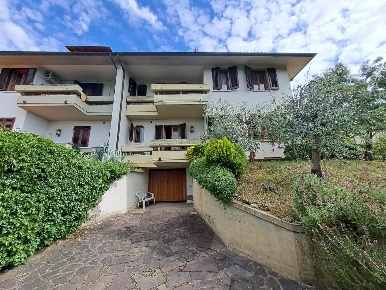 Foto Villa bifamiliare a Poggibonsi Centro di 407 m² con 10 locali