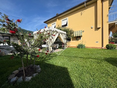 Foto Villa bifamiliare a Luni Fontia, Fossola, Fossone di 100 m² in vendita
