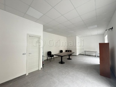 Foto Locale commerciale a Giugliano in Campania Colonne - San Vito di 70 m²