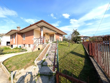 Foto Villa unifamiliare in Via Montegrappa 12, Calvagese della Riviera