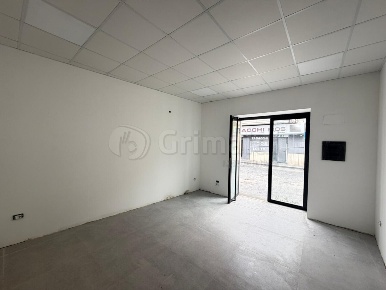 Foto Locale commerciale a Giugliano in Campania Colonne - San Vito di 45 m²