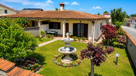 Foto Villa bifamiliare in Via del Triangolo 8, Anzio Villa Claudia