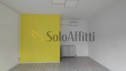 Foto Locale commerciale in Piazzale Caduti Saronnesi 8, Saronno di 50 m²
