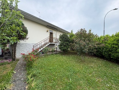 Foto Villa bifamiliare a Castel San Giovanni Centro di 139 m² con 4 locali