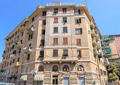 Foto Appartamento in Largo Augusto Merlo 189, Genova di 90 m² con 6 locali