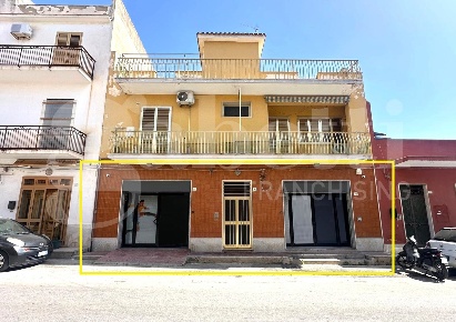 Foto Negozio in Via falbo 39- 43, Avola Centro di 179 m² con 4 locali
