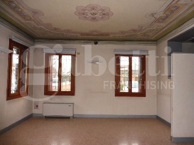 Foto Appartamento a Rossano Veneto Centro di 260 m² con 7 locali in vendita