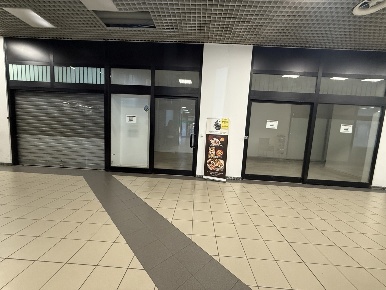 Foto Negozio in Via Trieste snc, Erba Centro di 80 m² con 3 locali