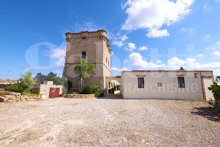 Foto Casa indipendente a Ugento Torre San Giovanni di 600 m² con 11 locali