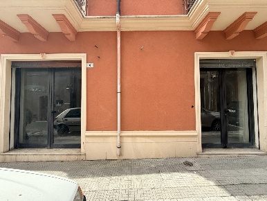 Foto Negozio in Via enrico cosenz 9, Milazzo Centro di 120 m² con 1 locali