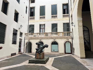 Foto Negozio a Vicenza Centro Storico di 90 m² con 3 locali in affitto