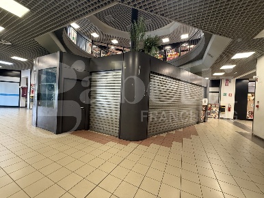 Foto Negozio in Via Trieste snc, Erba Centro di 45 m² con 1 locali