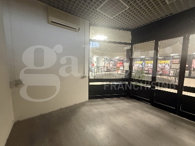 Foto Negozio in Via Trieste snc, Erba Centro di 95 m² con 3 locali