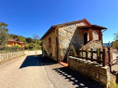 Foto Rustico in Via Montemaggiore, Calenzano di 207 m² con 6 locali