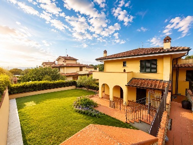 Foto Villa a schiera a Carmignano Comeana di 265 m² con 10 locali