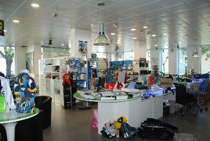 Foto Locale commerciale in semicentrale, Cimitile Centro di 300 m²