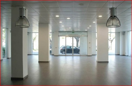 Foto Locale commerciale in semicentrale, Cimitile di 300 m² con 2 locali